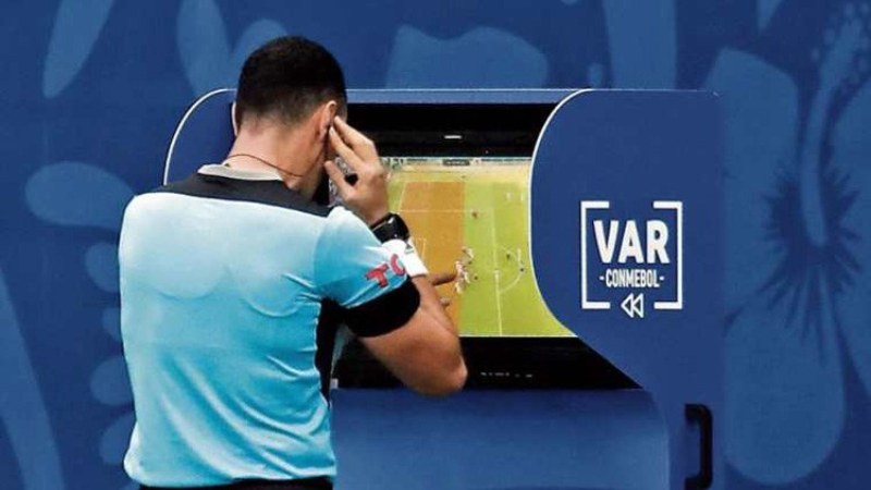 Tìm hiểu từ A đến Z về công nghệ VAR trong bóng đá với caheo tv