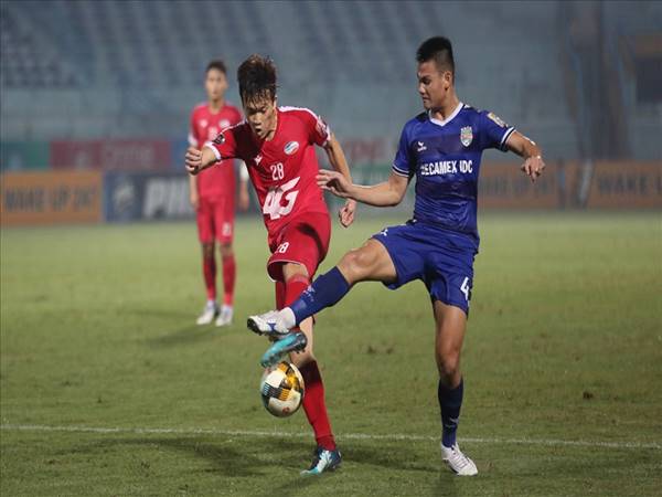 Lỗi chân trong bóng đá là gì? Hình phạt