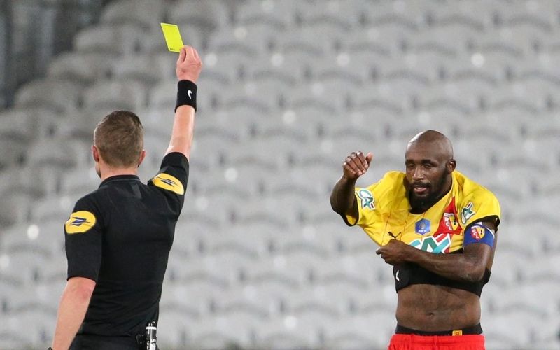 Cầu thủ không được cởi áo khi thi đấu